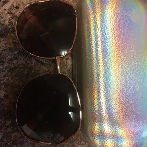 Claire’s Icing glitter sunglasses case pink